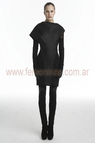 Vestido negro escote con volumen calzas Helmut Lang